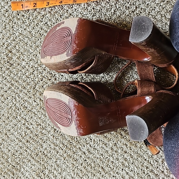 Chief Mihara ladies heeled leather sandals. Gently used condition 37.5 - Picture 8 of 9